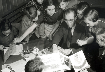 Gruppenfoto einer JRK-Schulklasse mit Lehrer. Foto: JRK-Bildarchiv