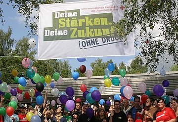 Gruppenfoto mit Kampagnen-Banner und Lutfballons. Foto: JRK-Bildarchiv